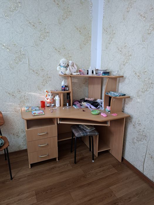 Компьютерный стол в хорошем состоянии