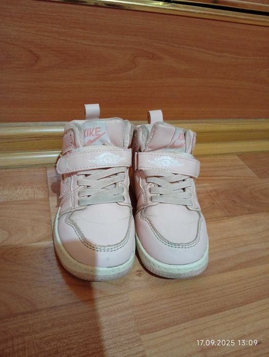 Кроссовки на девочку