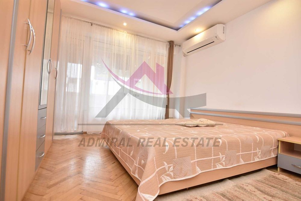 Три отделни стаи -Младост