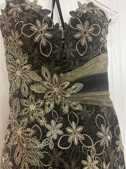 Елегантна рокля в зелен и златист цвят