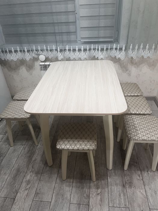 Продам стол и 6 таберет