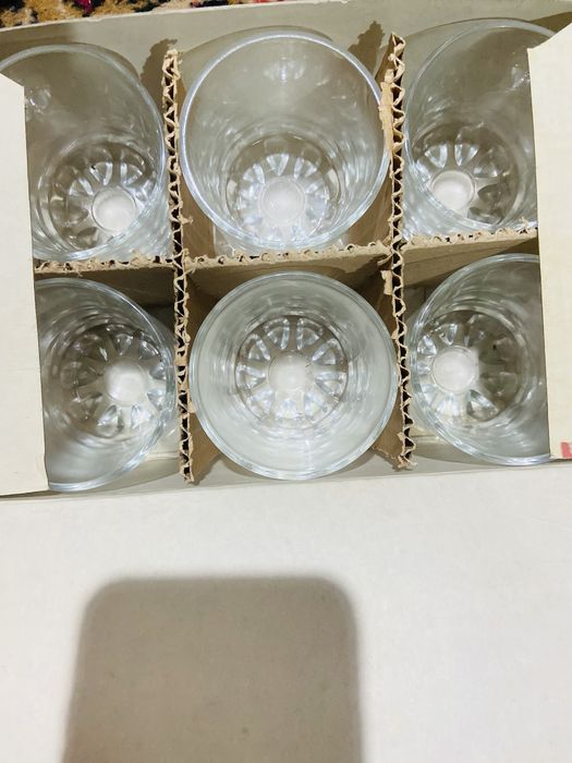 Посуда-стаканы и рюмки,ваза,чайник электрический