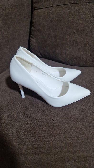 Продам туфли белые