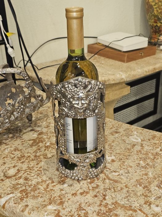 Продам держатель для бутылки.