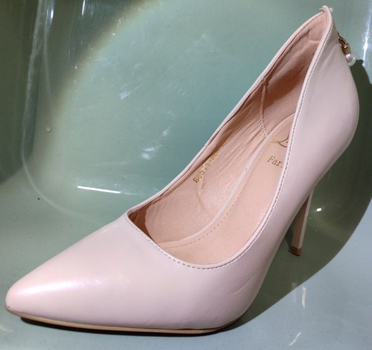 Туфли-лодочка на шпильке