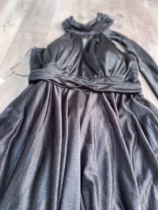 Черна бляскава рокля