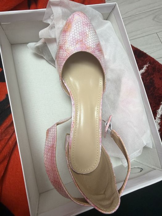 Vand sandale, marimea 38 sunt noi