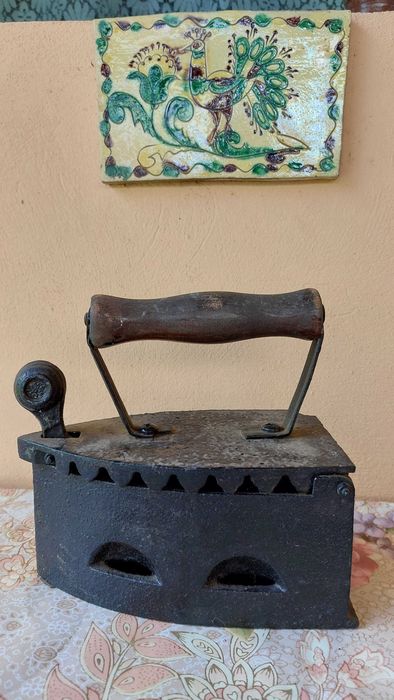 Fier de calcat Vintage pe carbuni