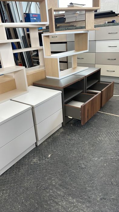Етажерка 6 бр по 30€ всяка и нощно шкафче 2 броя по две с чекмеджета всеки комплект по 100€