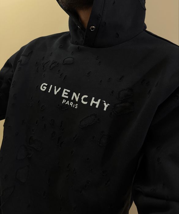 GIVENCHY Paris – черен суичър с качулка (distressed)