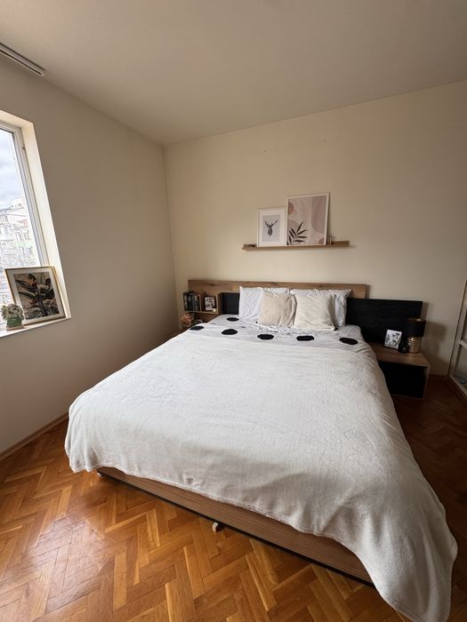 Спалня с две ношни шкафчета