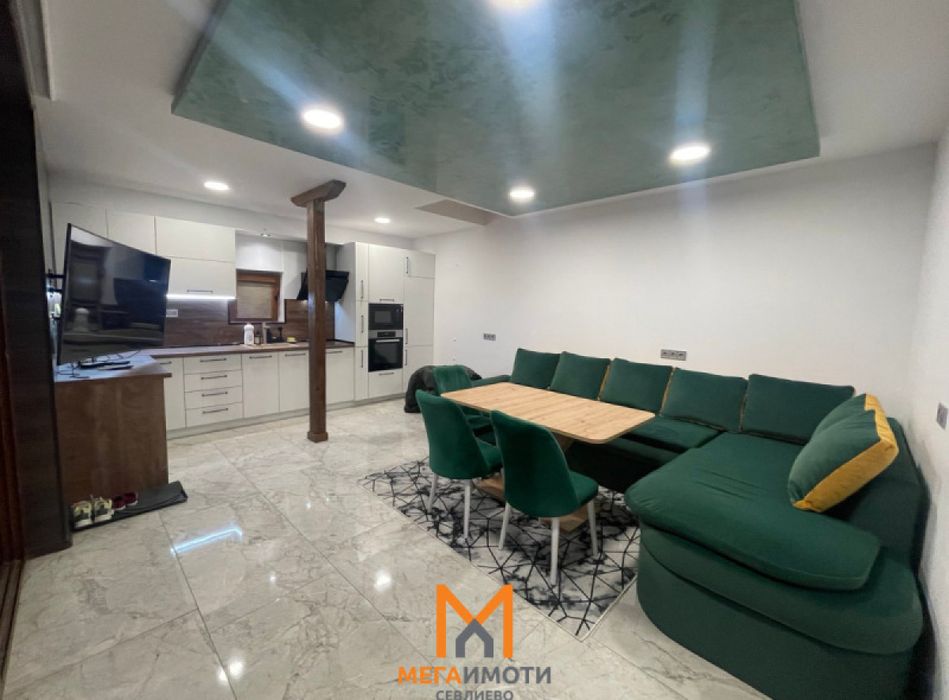 Продажба Етаж от къща гр. Севлиево - гр. Севлиево 102m² и двор 102m²