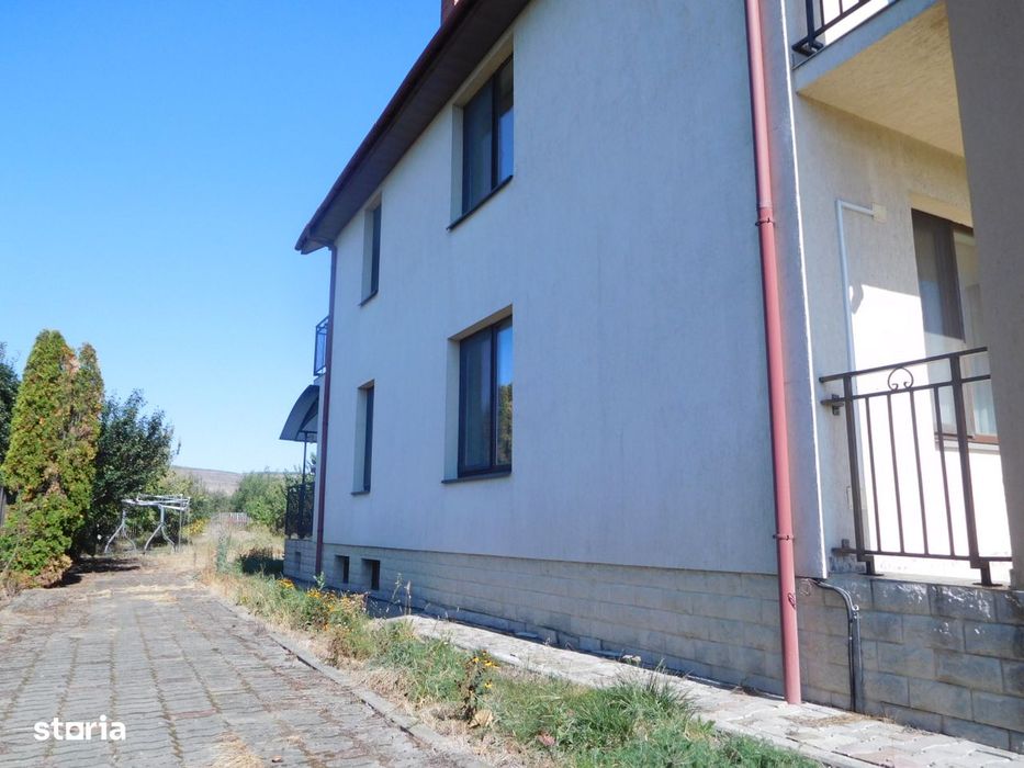Casa si livada aproape de oras