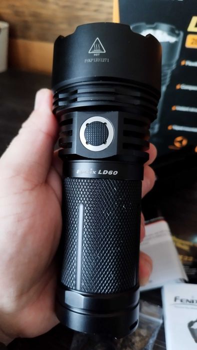 Продавам мощен фенер Fenix LD60