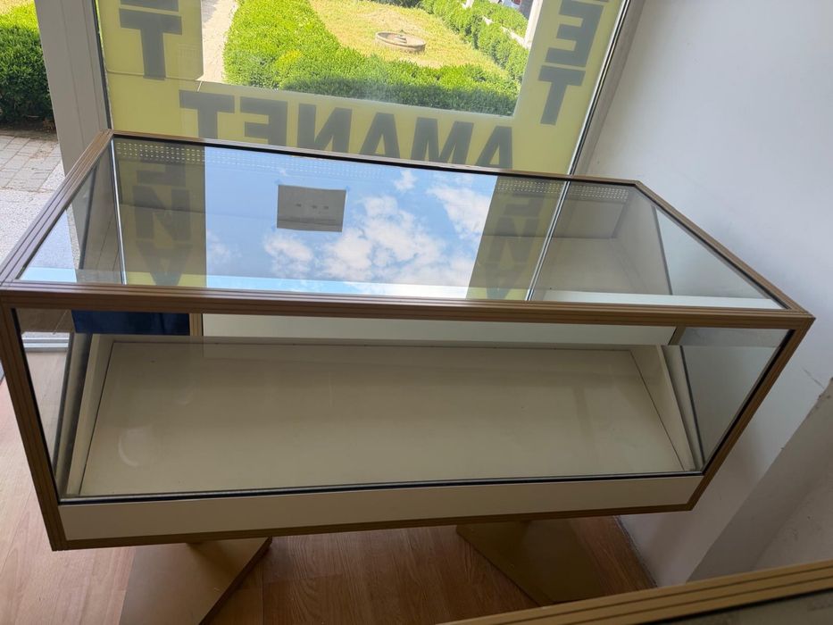 Vitrine Bijuterii / Ceasuri Premium – Mobilier Comercial de Lux Iluminat