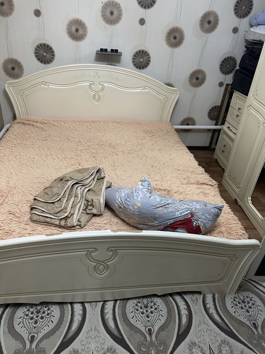 Кровать с матрасом