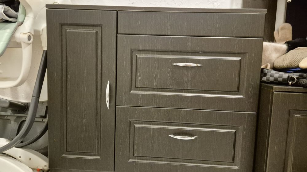 Продаётся прихожая мебель тумбочка, и вешалка в отличном состоянии