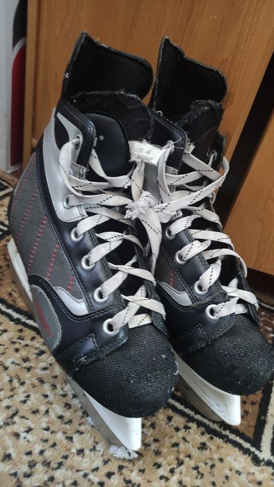 Коньки, ледорубы, хоккей