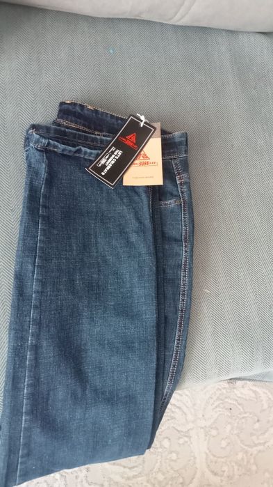Джинсы новые. Размера 32 , 33