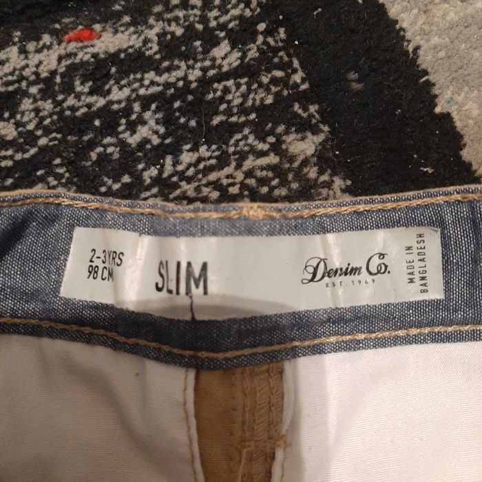 Vand pantaloni baietel matimea 98