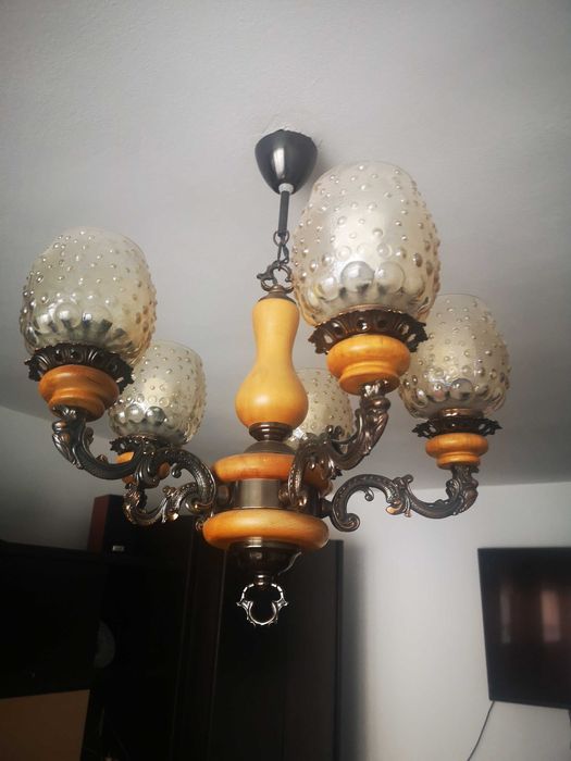 Lustra vintage din lemn și metal cu abajururi din sticlă – 5 brațe