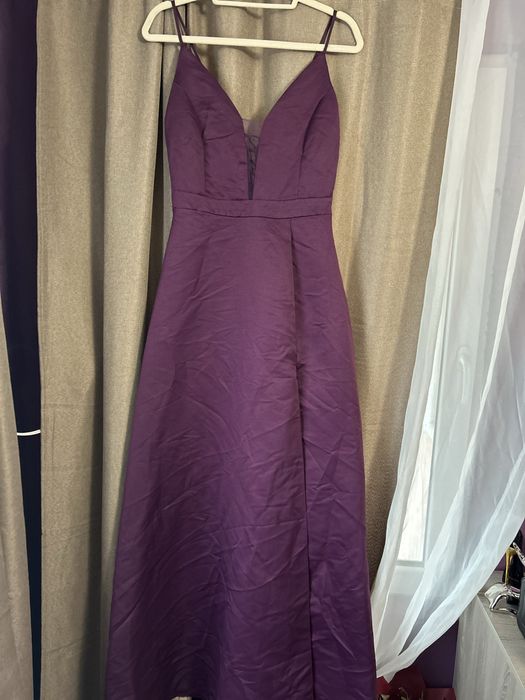 Официална рокля с дълбоко деколте