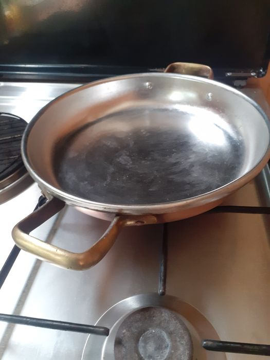 Медни тави нови.