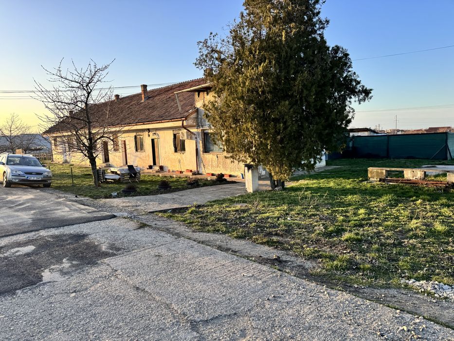 Vand teren intravilan cu cladiri si hale