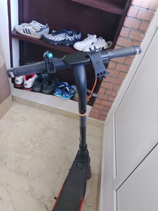 Trotineta electrica, funcționează bine , nu are  nici o problema.