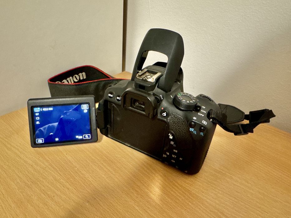 Canon EOS 700D body + Card 4GB + Baterie + Incarcator - Shutter 8533