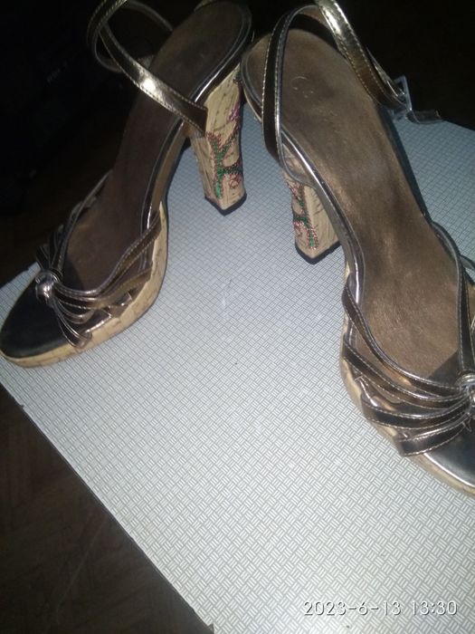 Женские босоножки