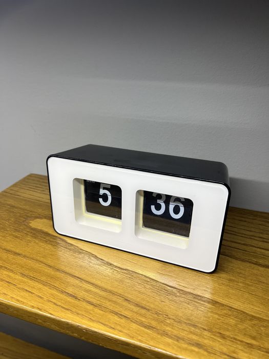 Стильные настольные часы