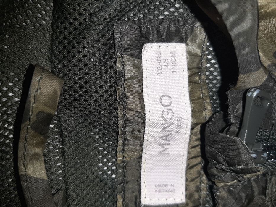 Geacă subțire  foiță mărimea  4 5 ani și una mărimea 4 ani