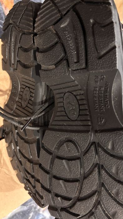 Продам робачие ботинки три пары