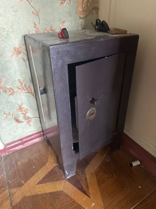 Сейф металлический