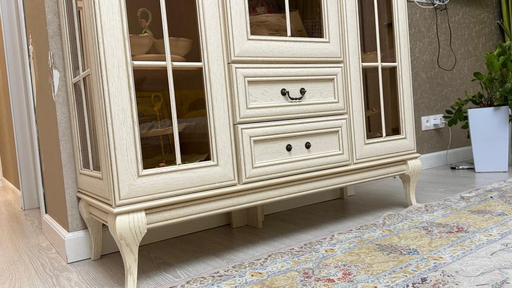 Продам шкаф витрину для гостиной