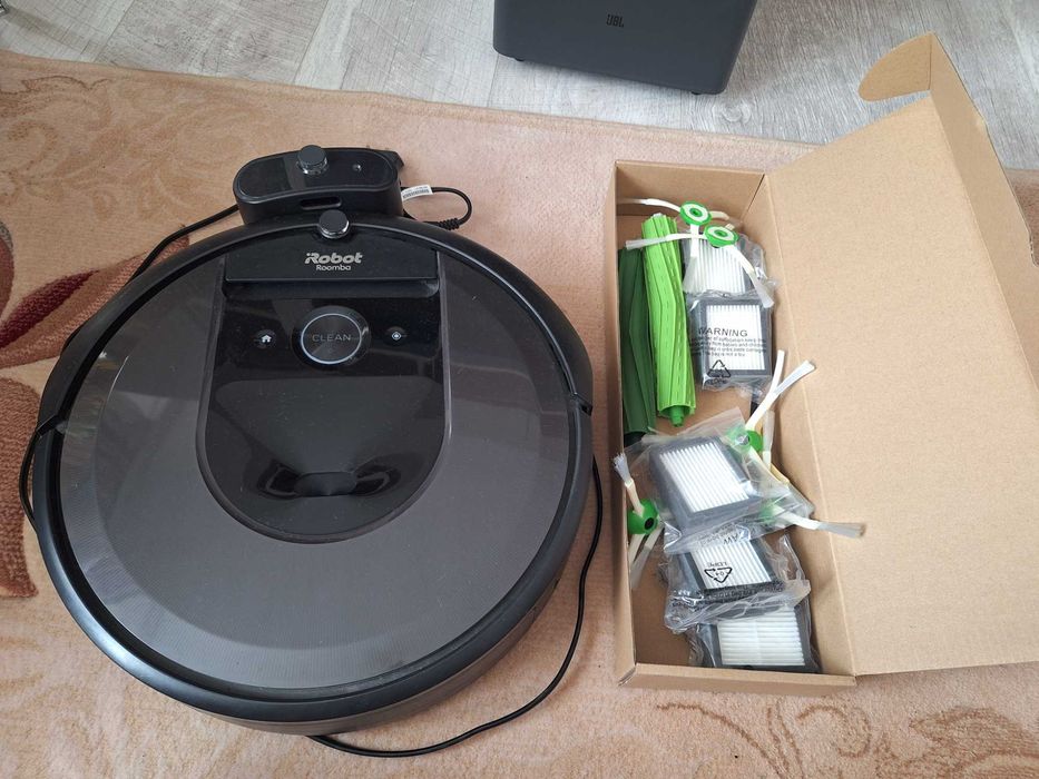 Aspirator IRobot Roomba i7 + accessorii, stare foarte buna
