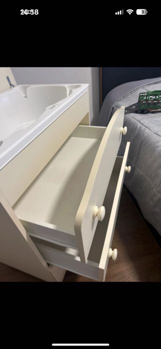 Vând pătuț bebe din lemn+comoda cu sertare și cădita