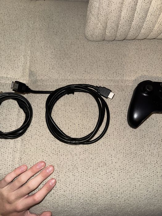 Xbox one x 1 Tb + o manetă si stație de incărcare cu baterie