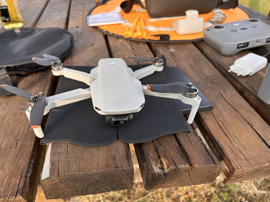 DJI Mini 2 Fly More Combo + Аксесоари (Перфектно състояние, Малко цикли)