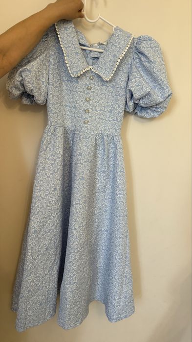 Голубое платье с воротником и жемчугом