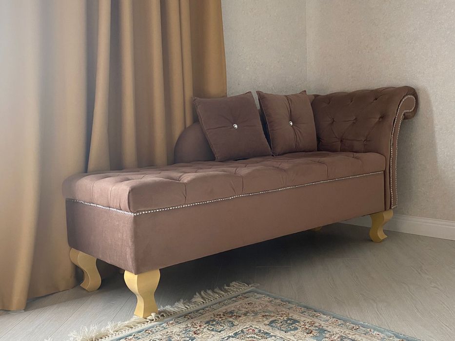 Красивый диван с двумя подушками