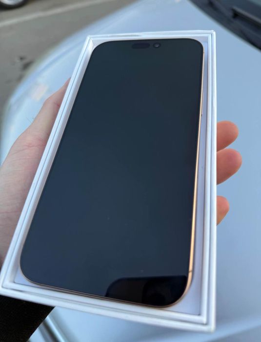 Vând iPhone 16 pro max Desert Titanium