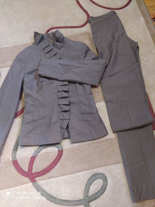 Женский брючный костюм.                                              .