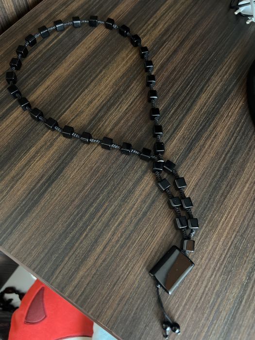 Vând coliere negre cu pandantive.