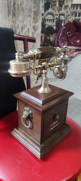 Телефон в стиле ретро продам