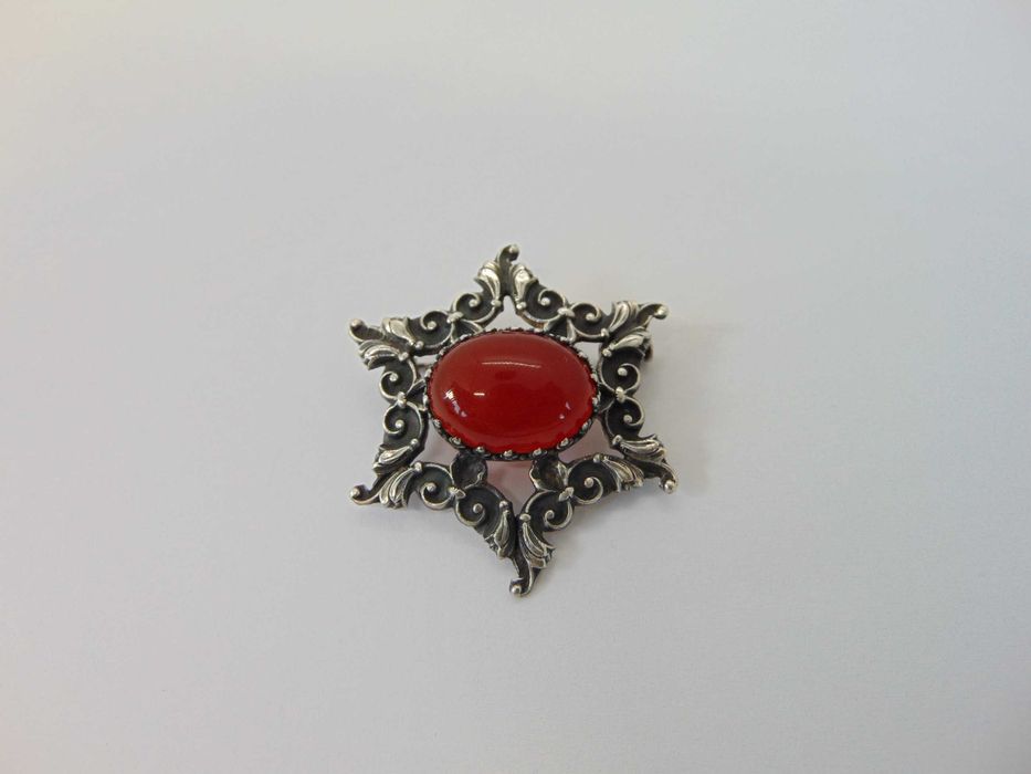 Brosa veche din argint si carneol semnata S E