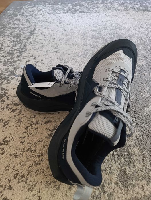 Acesta este un pantof de drumeție Salomon Elixir GTX, un model impermeabil conceput pentru confort pe distanțe lungi.