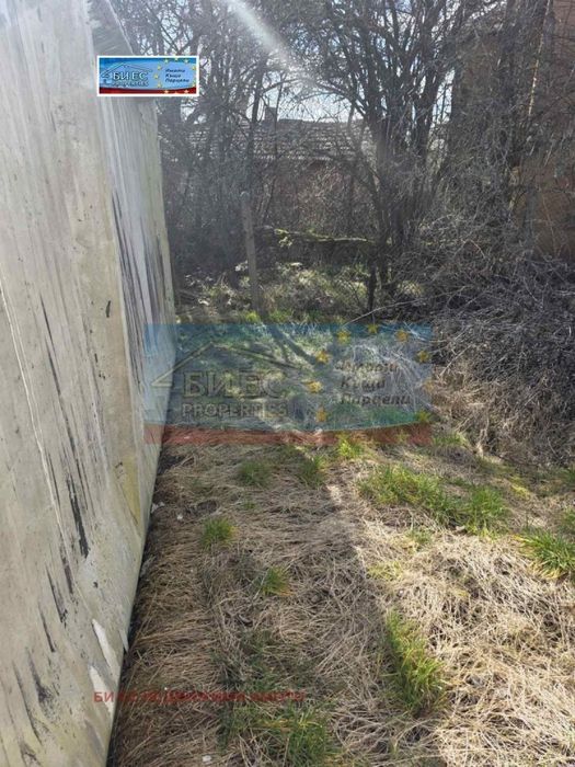 УПИ в с. Кошарево 420 м² със собствен водоизточник и 2 гаражни клетки