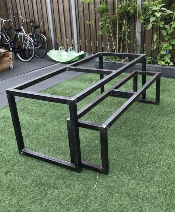 Изработка на маси и пейки изцяло от метал или от дърво и метал!